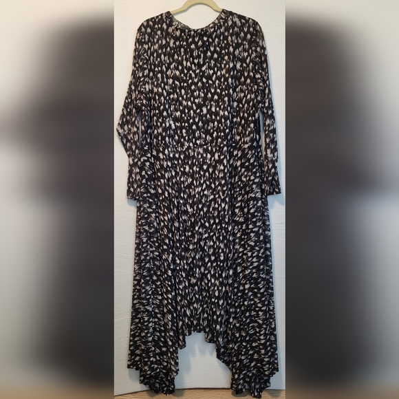 City Chic Black and White Asymmetrical Dress - Picture 5 of 16